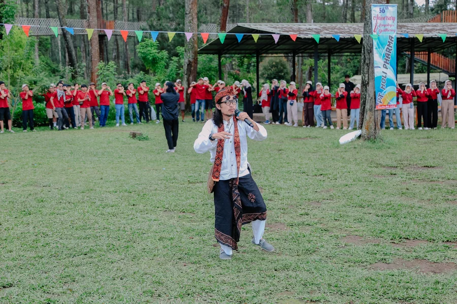 Peserta corporate gathering Bogalakon berkolaborasi menyelesaikan misi outbound