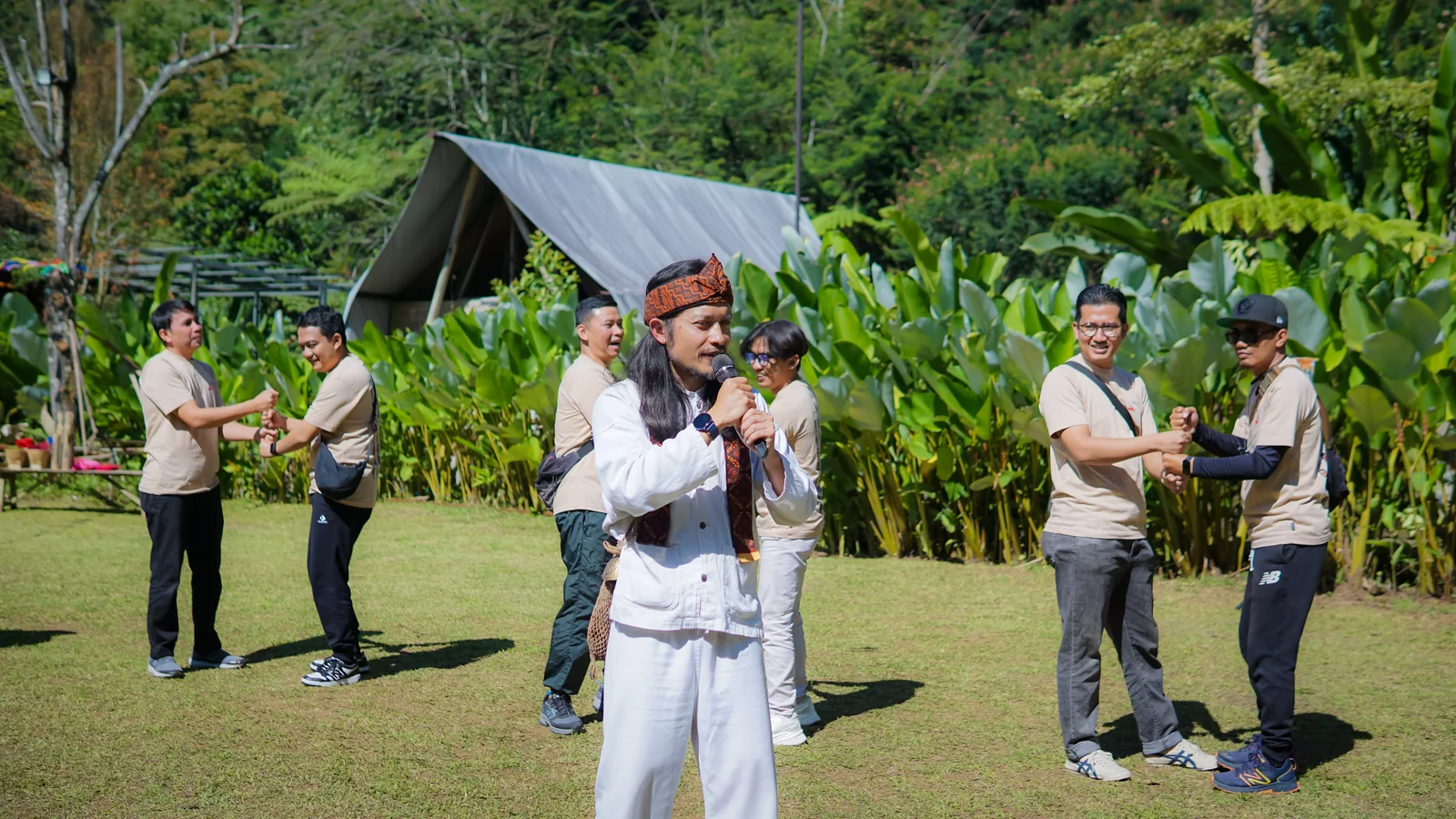 Fasilitator Bogalakon memandu peserta perusahaan dalam kegiatan team bonding tematik di area hijau Lembang