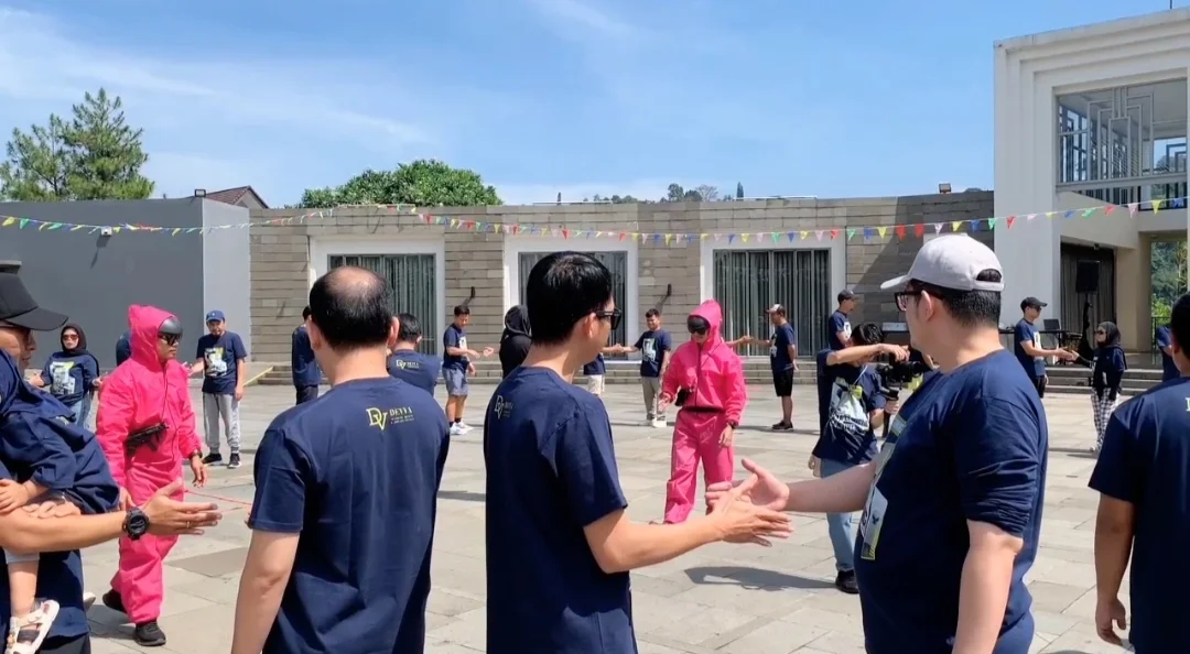 Keseruan permainan Squid Game dalam gathering perusahaan