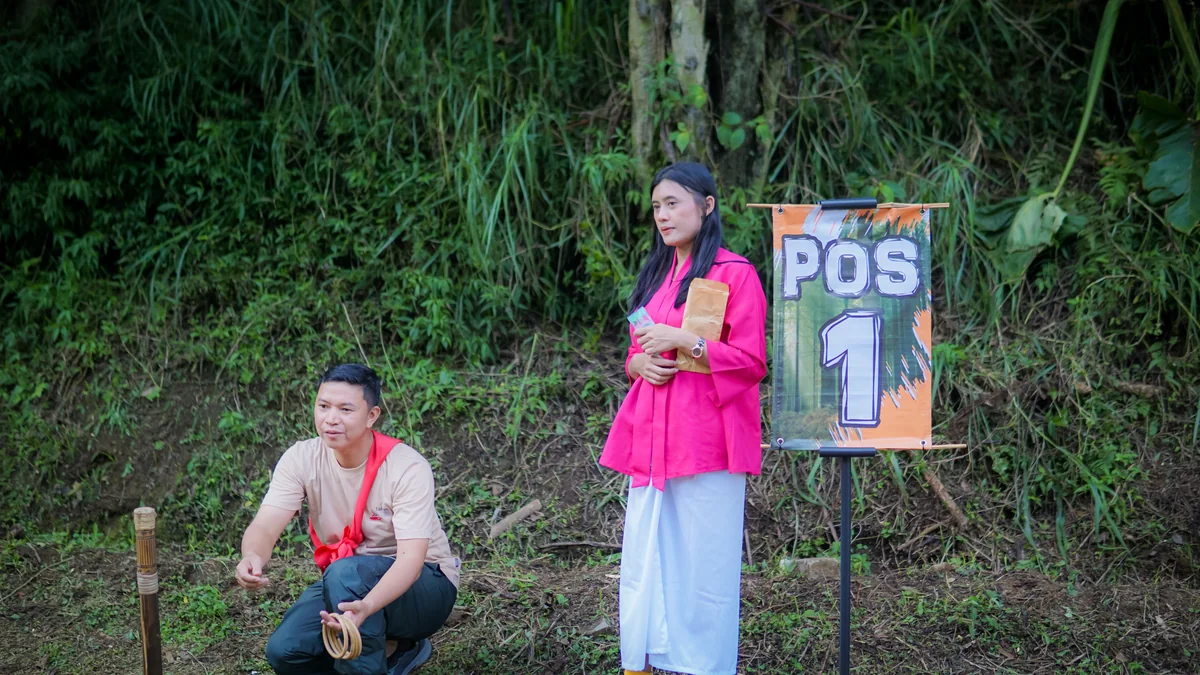 Fasilitator dan peserta pada salah satu pos permainan team bonding Bogalakon